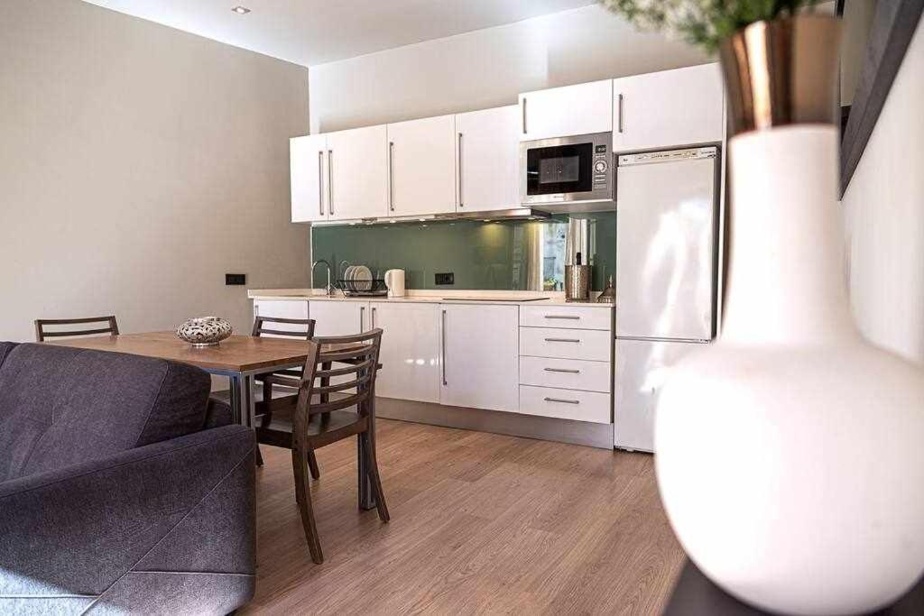 Inspired By Enjoyapartments Barcelona Bilik gambar